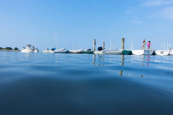 Shoreline Martha Vinyard America 2018 Med Dockad Fritidsbåtar — Stockfoto