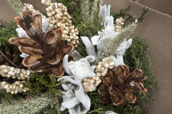 Invierno rústico navidad seca bokay de flores con conos de pino — Foto de Stock