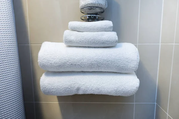Стопка Различных Размеров Белых Полотенец Отеле Ванная Комната — стоковое фото