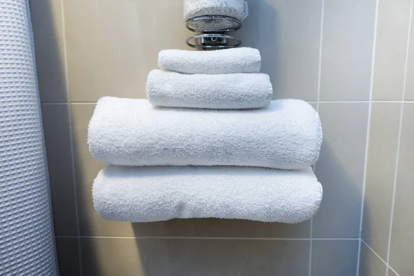 Pile Différentes Tailles Serviettes Blanches Dans Hôtel Salle Bain — Photo