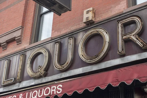 Mağaza önü reklamları Neon tabelaları, içki ve ruhlar, gün ışığı.