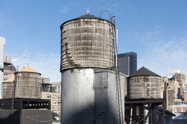 İnsanoğlu kabataslak bir yüzey oluşturmak için birbirine yapışmış beyaz çıkıntıları ve bronzlaşmış arka planı olan malzemeler yaptı.