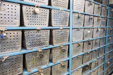 İnsanoğlu kabataslak bir yüzey oluşturmak için birbirine yapışmış beyaz çıkıntıları ve bronzlaşmış arka planı olan malzemeler yaptı.