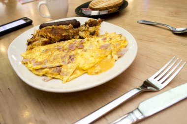 ev kızartması tost çatal ve nife ile yumurta omlet