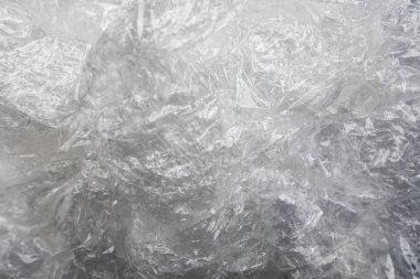 Şeffaf buruşmuş plastik ambalajlar.