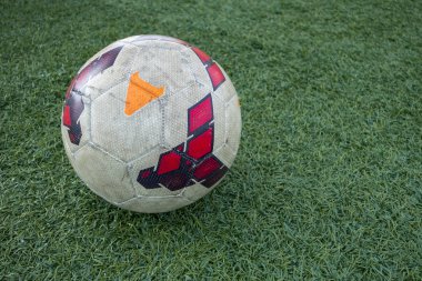 Beyaz renkli futbol topu Avrupa futbol ile Yeşil astroturf 