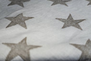 ringa kemiği karo desen tekstil beyaz kumaş üzerinde gri yıldız