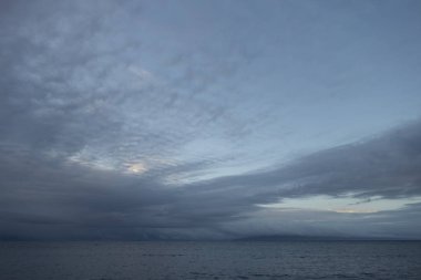 Deniz horizen hattı ile Alacakaranlık gökyüzü