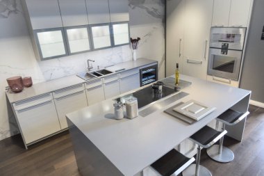 mutfak, dolaplar beyaz modern. pencereler ve tabureler ile