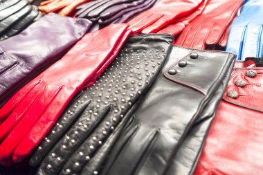 bir pazar masasında kadın eldiven