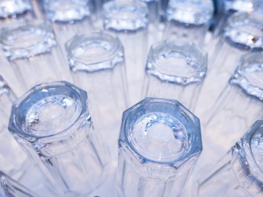 baş aşağı içme bardakları boş temiz satırlar