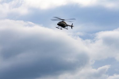 Mavi gökyüzü bulutları ile güzel bir gün yüksek helikopter görüş uçan 
