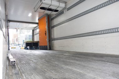 sarı kabin ve diğer trafik ile yeni bir York şehir Caddesi üzerinde Park açık turuncu kapı ile boş kamyon tüccar kargo içinde