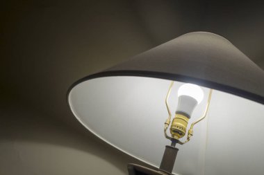 Masa üzerinde klasik lamba Beyaz ampul aydınlatılmış