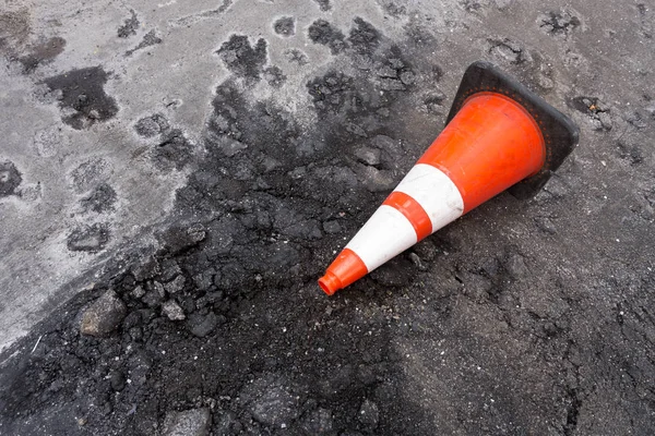 Cone de tráfego listrado laranja preto branco caído com weath quebrado — Fotografia de Stock