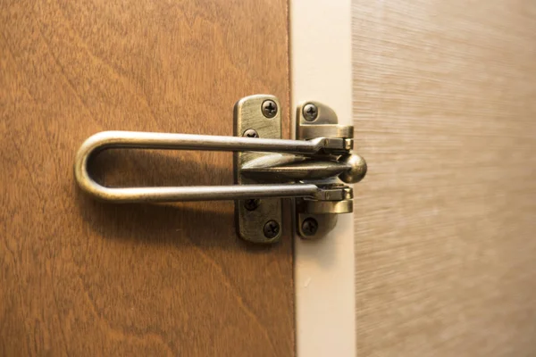 关闭和锁定的棕色木门与铜黄铜色拉茨 — 图库照片