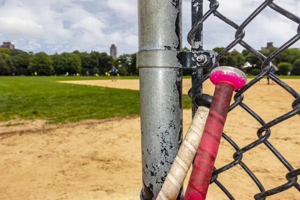 Murciélagos por valla y área de bateo de la bola base Diamond Central Park —  Fotos de Stock