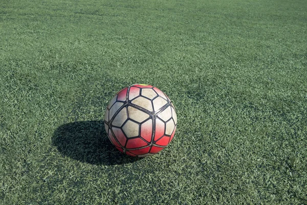 Зеленая астросфера с белым цветным футбольным мячом европейского футбола — стоковое фото