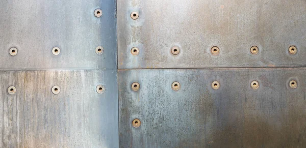 Tornillos de la máquina en pared de acero metálico —  Fotos de Stock