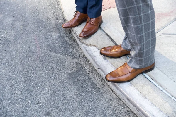 Iki adam ışık tor bekleyen yolun kaldırımında suit olduğunu — Stok fotoğraf