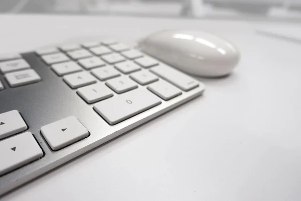 Teclado sem fio do computador e mouse na mesa branca — Fotografia de Stock