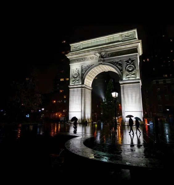 Arco Iluminado Del Parque Washington Con Siluetas Personas Bajo Lluvia — Foto de Stock