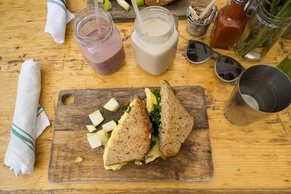 sandviç ve meyveli içecekler masanın yüksek açı görünümü