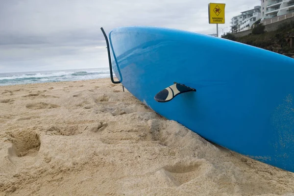 Blue surf board bondi, beach, sydney, australia, dangerous curre — Stock Photo, Image