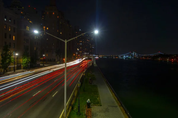 ile karayolu manhattan doğu tarafında ışık araba ışıkları çizgiler 
