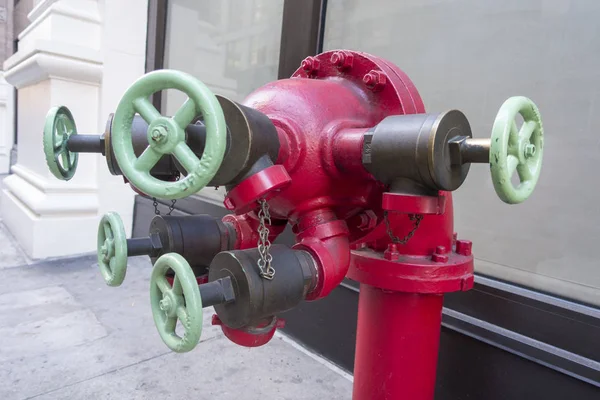 Roter komplexer Feuerhydrant mit 5 hellgrünen Ventilen — Stockfoto