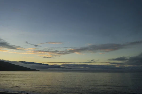 아름다운 바다 해변 일몰 휴가 실루엣의 발 — 스톡 사진