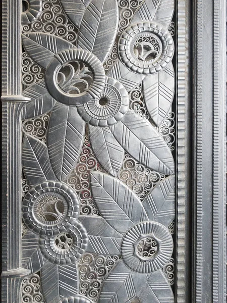 Vintage Decorative Building Art Metal Floral Leaves Bar Relief — 图库照片