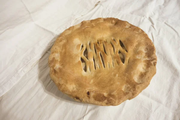 Свіжий запечений яблучний пиріг на свята — стокове фото