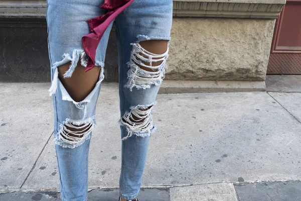 African american woman's legs with ripped blue jeans city side w — Stock Photo, Image