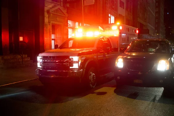 New York'ta gece ambulans kırmızı ışıklar yanıp sönen