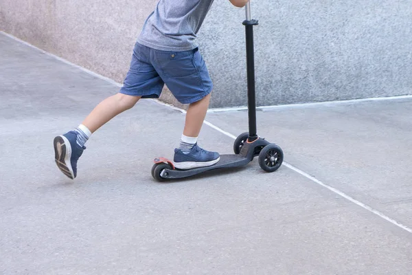 Jonge Jongen Shorts Rijden Een Micro Mini Scooter Naar Beneden — Stockfoto