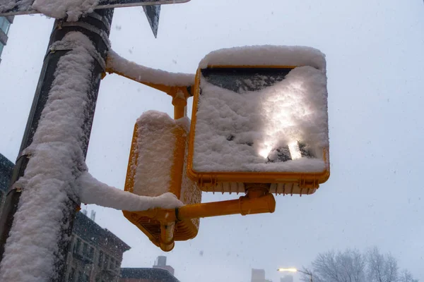 눈이 내리는 날 뉴욕시 눈 덮인 보도 표지판 — 스톡 사진