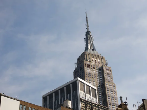 Edificio Empire State con otros edificios de Nueva York — Foto de Stock