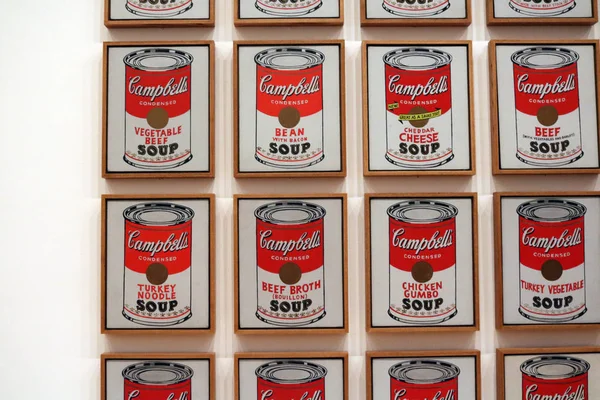 Campbellin keittotölkit Andy Warhol Nykytaiteen museossa — kuvapankkivalokuva