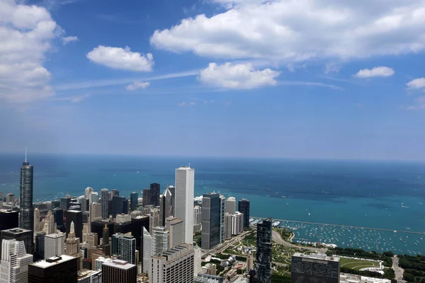 Город Чикаго высоко на фоне голубых облаков — стоковое фото