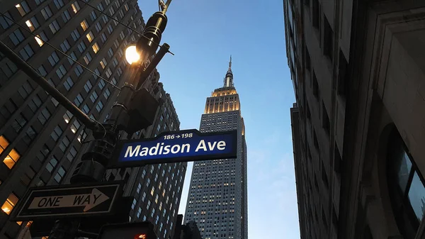 Madison Ave letrero de calle Manhattan Nueva York al atardecer — Foto de Stock