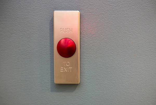 Большая Красная Металлическая Кнопка Выхода Type Press Exit — стоковое фото