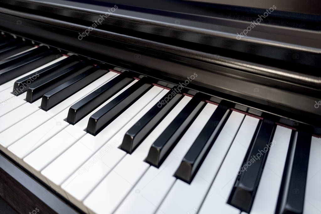 grand piano black and white keys