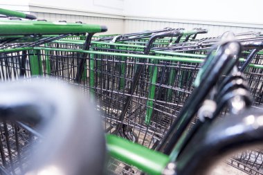 bir bakkal yeşil metal alışveriş arabaları