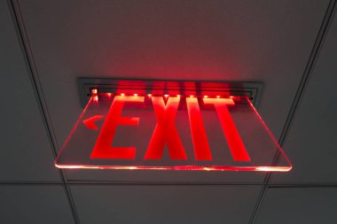 Modern asılı çıkış işareti kırmızı Led ışıkları net pleksiglas şeffaf 