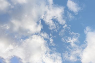 beyaz bulutlar güneşli güzel gün ile mavi gökyüzü