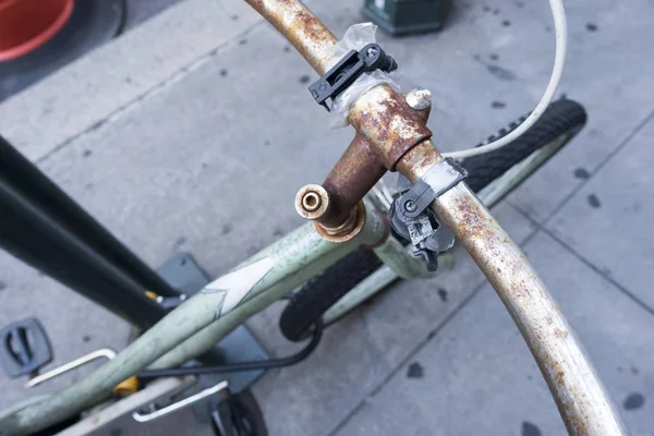 Verrostetes Abgestelltes Fahrrad Auf Städtischem Gehweg — Stockfoto