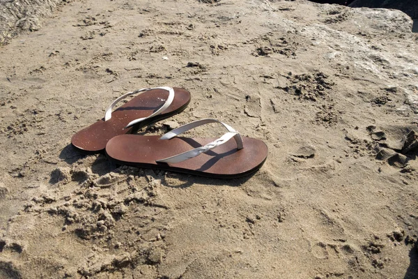 Kvinnans Sandaler Flip Flops Sandstranden — Stockfoto