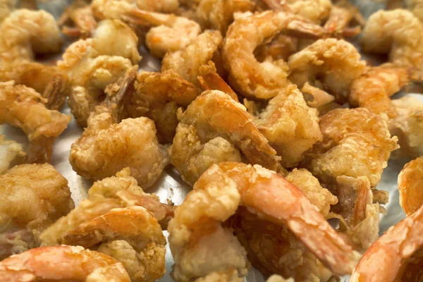 Їжа смажені золоті креветки — стокове фото