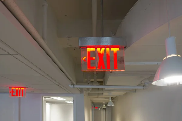 Moderne Drei Ausfahrt Zeichen Rote Led Lichter Klar Plexiglas — Stockfoto